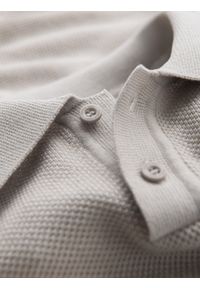 Ombre Clothing - Męska bawełniana koszulka polo ze strukturalnej dzianiny – beżowa V6 - Rozmiar: S. Okazja: do pracy, na co dzień. Typ kołnierza: polo. Kolor: beżowy. Materiał: bawełna, dzianina. Długość: krótkie. Styl: casual, elegancki