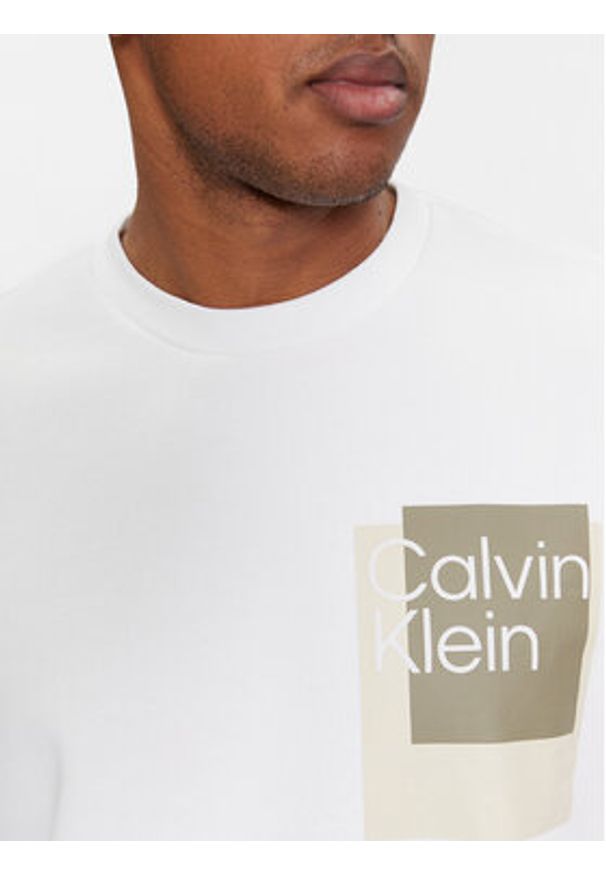 Calvin Klein Bluza Overlay K10K112249 Biały Regular Fit. Kolor: biały. Materiał: bawełna
