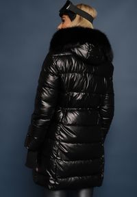 Renee - Czarna Kurtka Pikowana z Futrzanym Kapturem Cohine. Kolor: czarny. Materiał: futro. Wzór: aplikacja. Sezon: zima #5