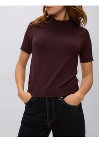 Reserved - Gładki sweter - brązowy. Kolor: brązowy. Materiał: wiskoza, dzianina. Wzór: gładki