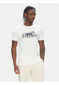 Mustang T-Shirt Austin 1016492 Biały Regular Fit. Kolor: biały. Materiał: bawełna