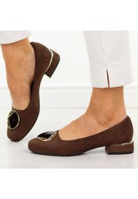 Czekoladowe zamsz Polskie czółenka damskie Suzana 2520. Okazja: na co dzień. Kolor: brązowy. Materiał: zamsz. Szerokość cholewki: normalna. Wzór: aplikacja. Sezon: wiosna, lato, jesień. Obcas: na obcasie. Styl: wizytowy, casual, klasyczny, elegancki #1