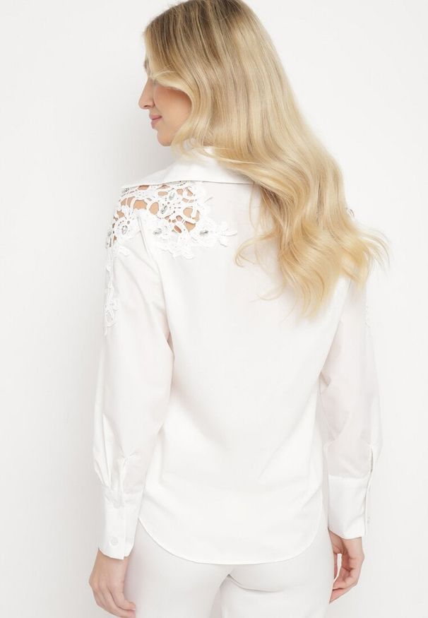 Born2be - Biała Koszula z Ażurowymi Wstawkami Ozdobiona Cyrkoniami i Kryształkami Gonie. Kolor: biały. Długość rękawa: długi rękaw. Długość: długie. Wzór: ażurowy, aplikacja. Styl: elegancki