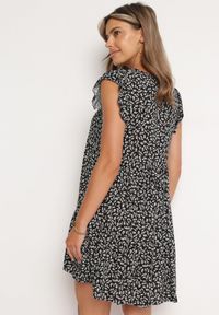 Born2be - Czarna Bawełniana Sukienka o Rozkloszowanym Kroju z Falbanką Anettes. Kolor: czarny. Materiał: bawełna. Długość rękawa: krótki rękaw. Typ sukienki: rozkloszowane. Styl: klasyczny #2