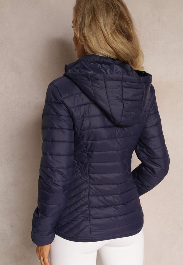 Renee - Granatowa Pikowana Kurtka z Odpinanym Kapturem Sissata. Kolor: niebieski. Wzór: aplikacja. Sezon: wiosna, jesień. Styl: elegancki