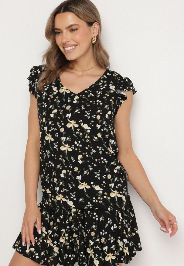 Born2be - Czarna Bluzka z Trójkątnym Dekoltem i Kwiatami Dorsedi. Okazja: na co dzień. Kolor: czarny. Materiał: jeans. Wzór: kwiaty. Styl: casual