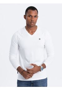 Ombre Clothing - Longsleeve męski z elastanem sygnowany z dekoltem w serek - biały V1 - Rozmiar: XL. Okazja: na co dzień. Typ kołnierza: dekolt w serek. Kolor: biały. Materiał: elastan. Długość rękawa: długi rękaw. Wzór: gładki, jednolity. Styl: klasyczny, casual