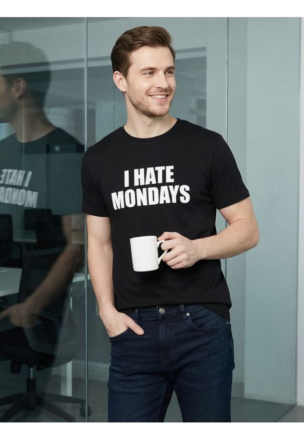 Sinsay - Bawełniana koszulka z napisem - czarny. Kolor: czarny. Materiał: bawełna. Wzór: napisy