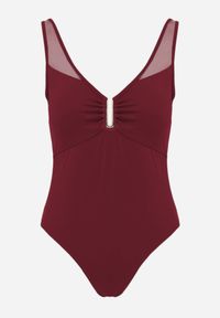 Born2be - Bordowy Strój Kąpielowy Jednoczęściowy z Metaliczną Ozdobą i Marszczeniem Chelviane. Kolekcja: plus size. Kolor: czerwony. Wzór: aplikacja #4
