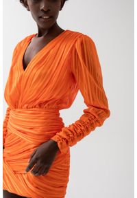Marsala - Drapowana sukienka z szyfonu pomarańczowa - EMPIRE ORANGE. Okazja: na imprezę. Kolor: pomarańczowy. Materiał: szyfon. Długość rękawa: długi rękaw. Długość: mini #1