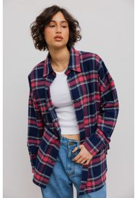 Marsala - Koszula typu oversize w GRANATOWO RÓŻOWĄ KRATĘ - RENO. Kolor: niebieski, wielokolorowy, różowy. Materiał: bawełna, tkanina. Długość rękawa: długi rękaw. Długość: długie. Styl: klasyczny #1