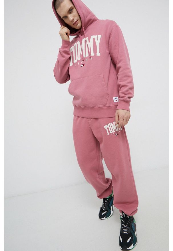 Tommy Jeans Bluza DM0DM12543.PPYY męska kolor różowy z kapturem z aplikacją. Typ kołnierza: kaptur. Kolor: różowy. Materiał: bawełna, dzianina. Wzór: aplikacja
