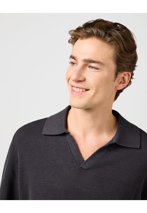 Wrangler - WRANGLER MĘSKA SWETER WRANGLER SS POLO SWEATER FADED BLACK 112364286. Typ kołnierza: polo