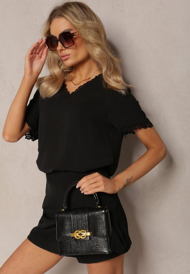 Renee - Czarna Bluzka z Trójkątnym Dekoltem Ozdobiona Siateczką Tirvana. Okazja: na co dzień. Kolor: czarny. Materiał: jeans. Długość rękawa: krótki rękaw. Długość: krótkie. Wzór: aplikacja. Styl: casual