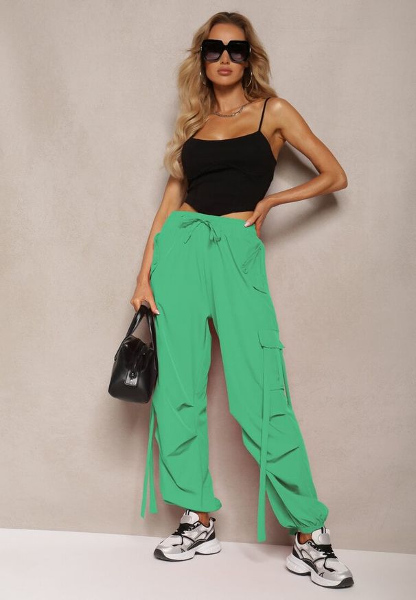Renee - Zielone Spodnie o Fasonie Luźnych Bojówek High Waist z Wiszącymi Sznurkami Urselle. Okazja: na co dzień. Stan: podwyższony. Kolor: zielony. Materiał: materiał. Styl: elegancki, casual