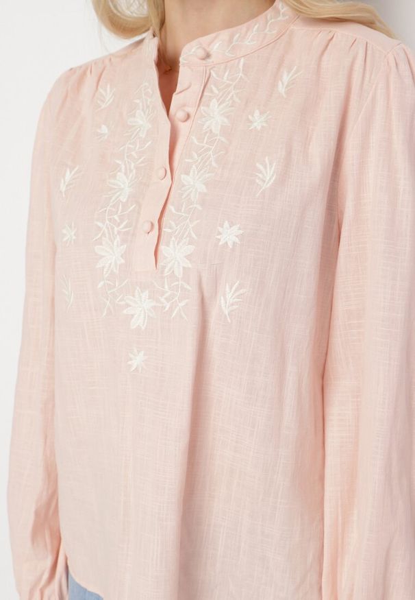 Born2be - Różowa Koszula z Bawełny ze Stójką i Guzikami Zdobiona Haftem Gonithiel. Okazja: na co dzień. Typ kołnierza: kołnierzyk stójkowy. Kolor: różowy. Materiał: bawełna. Długość rękawa: długi rękaw. Długość: długie. Wzór: haft, aplikacja. Styl: elegancki, casual, klasyczny