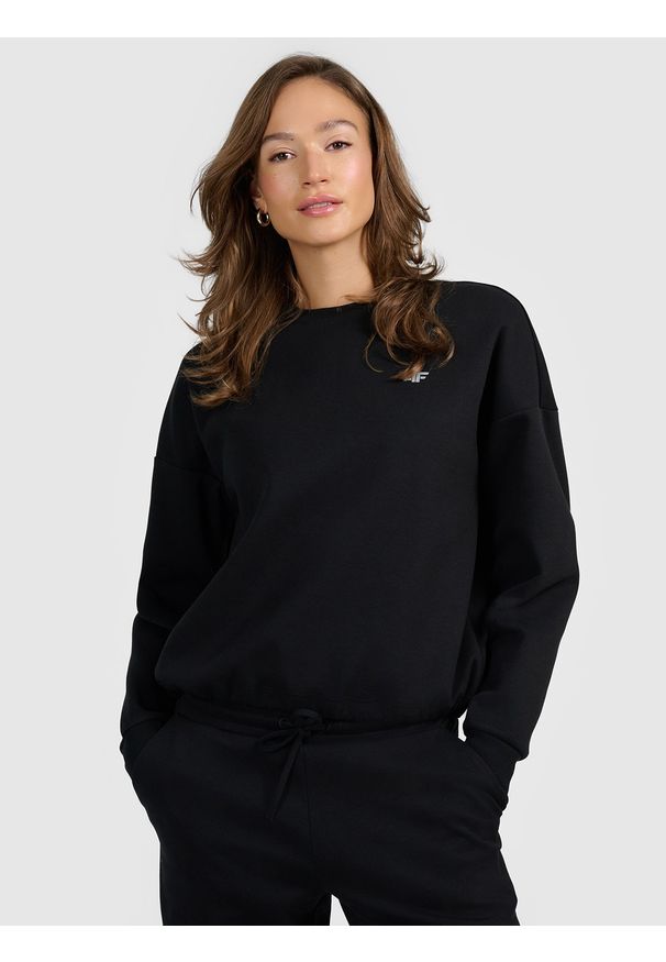 4f - 4F Bluza dresowa nierozpinana bez kaptura damska - czarna XS. Okazja: do domu, na co dzień. Typ kołnierza: bez kaptura. Kolor: czarny. Materiał: dresówka. Styl: casual, klasyczny