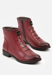Born2be - Czerwone Botki Trzewiki z Metalicznymi Klamrami Asanella. Okazja: na co dzień. Zapięcie: klamry. Kolor: czerwony. Materiał: jeans. Styl: casual #4