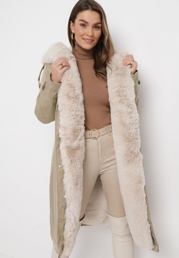 Born2be - Beżowa Nylonowa Kurtka Parka Płaszcz Ozdobiona Futerkiem Faelana. Okazja: do pracy, na spacer, na co dzień, na spotkanie biznesowe. Kolor: beżowy. Materiał: futro, nylon. Wzór: aplikacja. Styl: casual, biznesowy