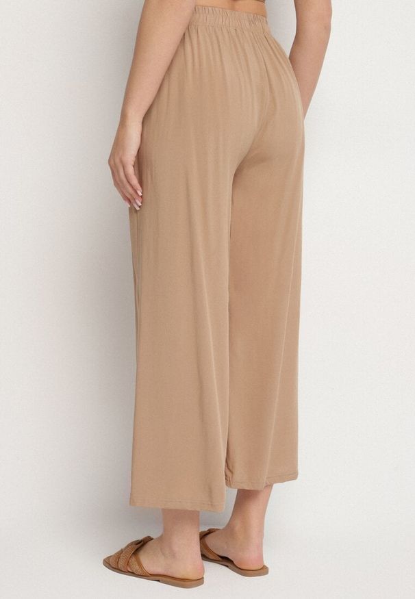 Born2be - Ciemnobeżowe Spodnie ne Spodnie z Szerokimi Nogawkami Palazzo z Gumką w Pasie Nesira. Okazja: na spacer, na co dzień. Kolor: beżowy. Materiał: bawełna, materiał. Styl: casual, boho