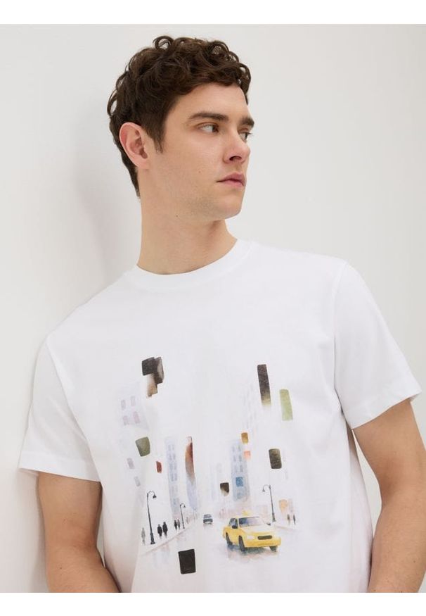 Reserved - T-shirt regular z nadrukiem - biały. Kolor: biały. Materiał: dzianina, bawełna. Wzór: nadruk