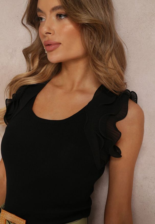 Renee - Czarny Prążkowany Top z Falbankami przy Ramionach Caylynn. Typ kołnierza: kołnierz z falbankami. Kolor: czarny. Materiał: prążkowany. Styl: klasyczny