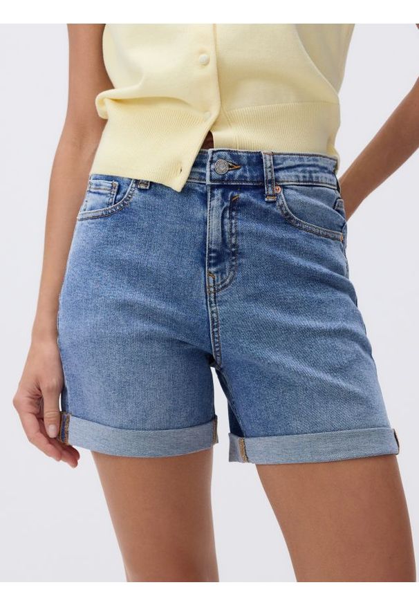 Reserved - Jeansowe szorty z podwiniętymi nogawkami - niebieski. Kolor: niebieski. Materiał: jeans