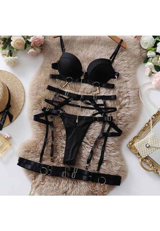 Intica - Zestaw bielizny z odważnymi detalami na romantyczne wieczory Jevgenija. Kolor: czarny. Materiał: materiał, skóra. Długość: długie