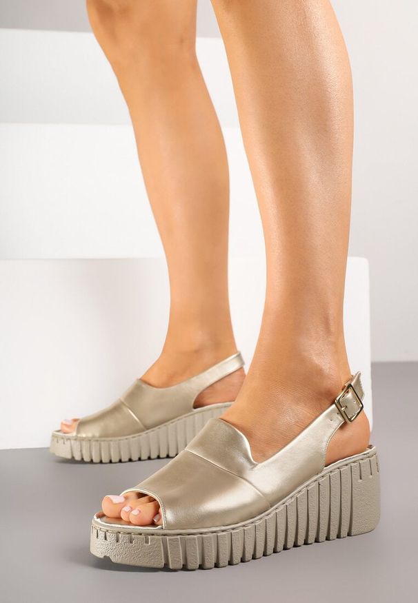 Born2be - Złote Sandały Vices na Koturnie z Tłoczeniem Realivra. Okazja: na imprezę, na co dzień, na spacer. Zapięcie: sprzączka. Kolor: złoty. Materiał: jeans. Sezon: lato. Obcas: na koturnie. Styl: casual, elegancki