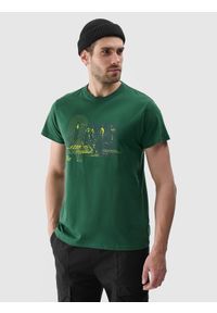 4f - T-shirt regular z nadrukiem męski - zielony. Okazja: na co dzień. Kolor: zielony. Materiał: bawełna, dzianina, jersey. Długość rękawa: krótki rękaw. Długość: krótkie. Wzór: nadruk. Styl: casual, klasyczny, sportowy #1