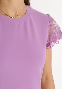 Born2be - Fioletowa Dopasowana Sukienka z Koronkowym Rękawkiem Cidariana. Okazja: na imprezę. Kolor: fioletowy. Materiał: koronka. Długość rękawa: krótki rękaw. Styl: klasyczny, elegancki #2