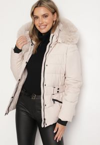 Born2be - Jasnobeżowa Pikowana Kurtka z Odpinanym Futerkiem i Kapturem Ozdobiona Paskiem Vortiona. Okazja: na co dzień. Kolor: beżowy. Materiał: futro. Wzór: aplikacja. Styl: casual, elegancki #7