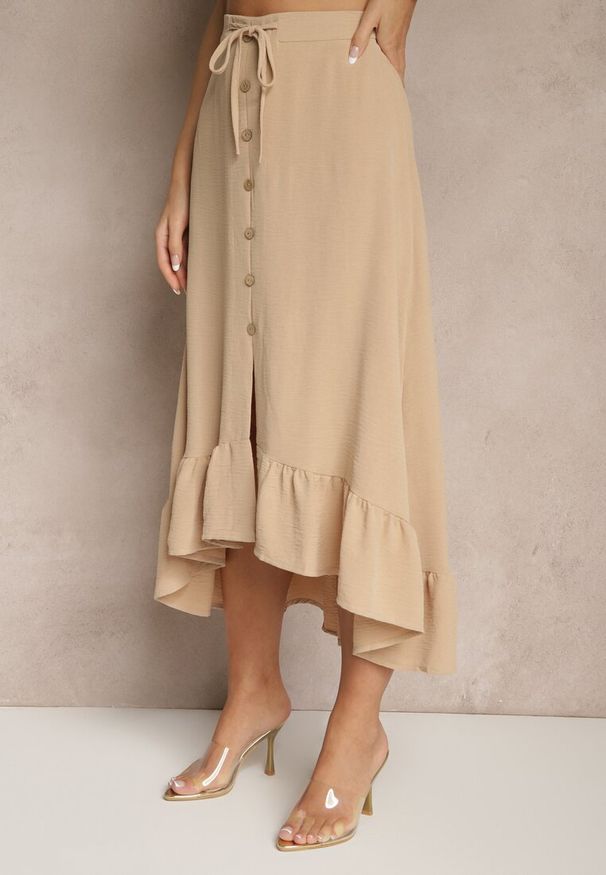 Renee - Beżowa Spódnica z Przedłużonym Tyłem Zdobiona Falbanami i Guzikami Maleira. Okazja: na co dzień. Kolor: beżowy. Wzór: aplikacja. Styl: casual, boho, elegancki