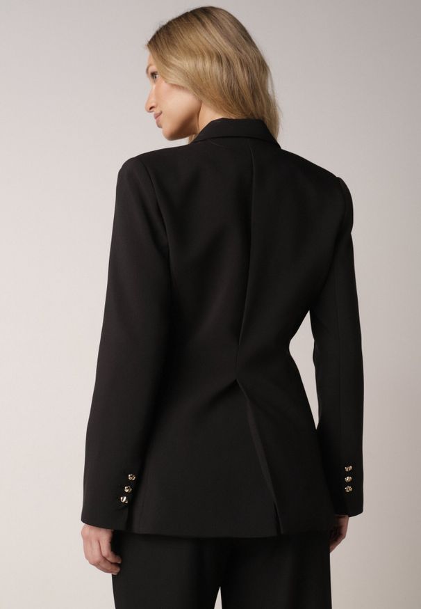 Born2be - Czarna Taliowana Marynarka z Wiskozą z Marszczeniem i Aplikacją przy Wiązaniu Alyndra. Okazja: na spotkanie biznesowe, do pracy. Kolor: czarny. Materiał: wiskoza. Wzór: aplikacja. Styl: biznesowy, elegancki, wizytowy