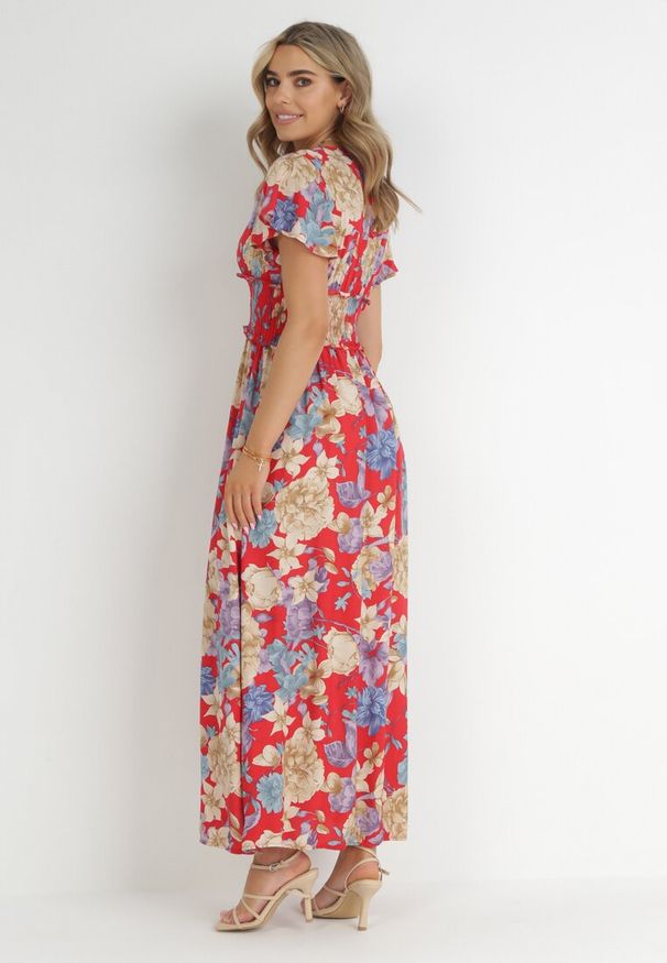 Born2be - Czerwona Sukienka Maxi w Kwiaty z Gumką w Pasie Shepes. Typ kołnierza: dekolt kopertowy. Kolor: czerwony. Materiał: tkanina, wiskoza. Wzór: kwiaty. Typ sukienki: kopertowe. Długość: maxi