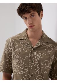 Reserved - Koszula comfort z haftem - oliwkowy. Kolor: oliwkowy. Materiał: bawełna, tkanina. Wzór: haft #1