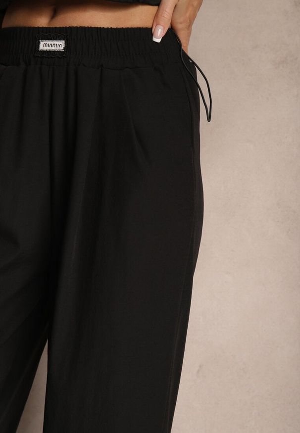 Renee - Czarne Spodnie o Szerokim Kroju z Bawełną High Waist Ozdobione Naszywką Naneriela. Okazja: na co dzień. Stan: podwyższony. Kolor: czarny. Materiał: bawełna. Wzór: aplikacja. Styl: casual, elegancki