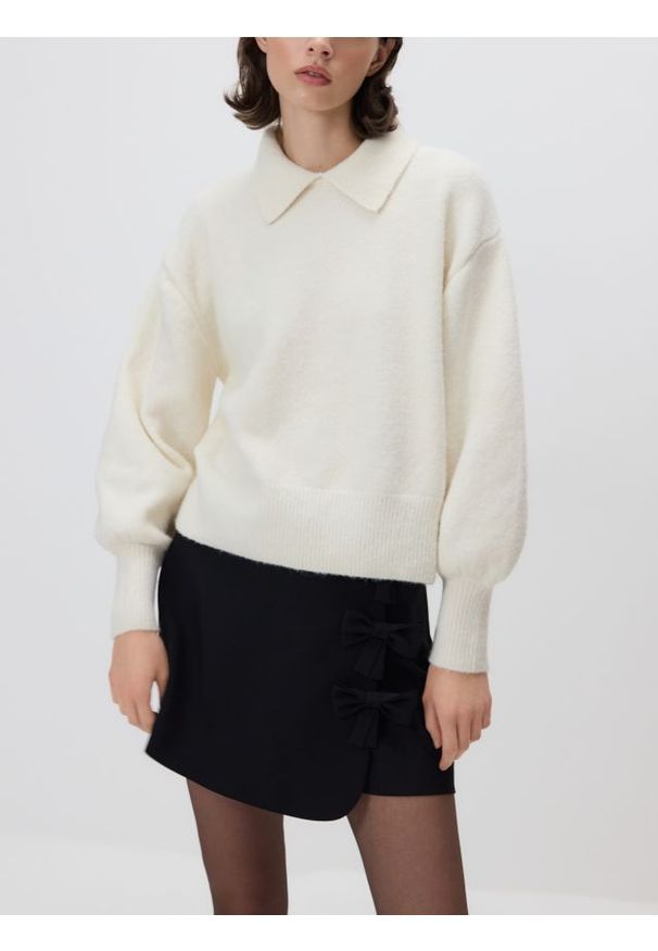 Reserved - Sweter z kołnierzykiem - kremowy. Kolor: kremowy. Materiał: dzianina, wełna. Styl: klasyczny