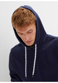 bonprix - Bluza z kapturem w wygodnym kroju. Typ kołnierza: kaptur. Kolor: niebieski. Materiał: poliester. Wzór: aplikacja #2
