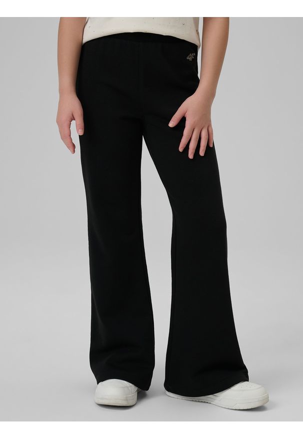 4f - 4F Spodnie dresowe z rozszerzanymi nogawkami damskie - czarny 122 (6-7 lat). Okazja: na co dzień. Kolor: czarny. Materiał: dresówka. Wzór: aplikacja. Sezon: lato. Styl: casual
