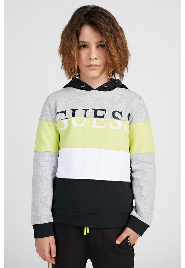 Guess Bluza bawełniana dziecięca kolor czerwony z kapturem z aplikacją. Okazja: na co dzień. Typ kołnierza: kaptur. Kolor: czerwony. Materiał: bawełna. Wzór: aplikacja. Styl: casual