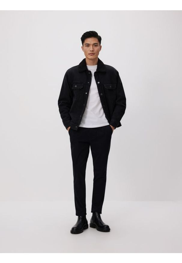 Reserved - Spodnie jogger slim - czarny. Kolor: czarny. Materiał: tkanina, bawełna