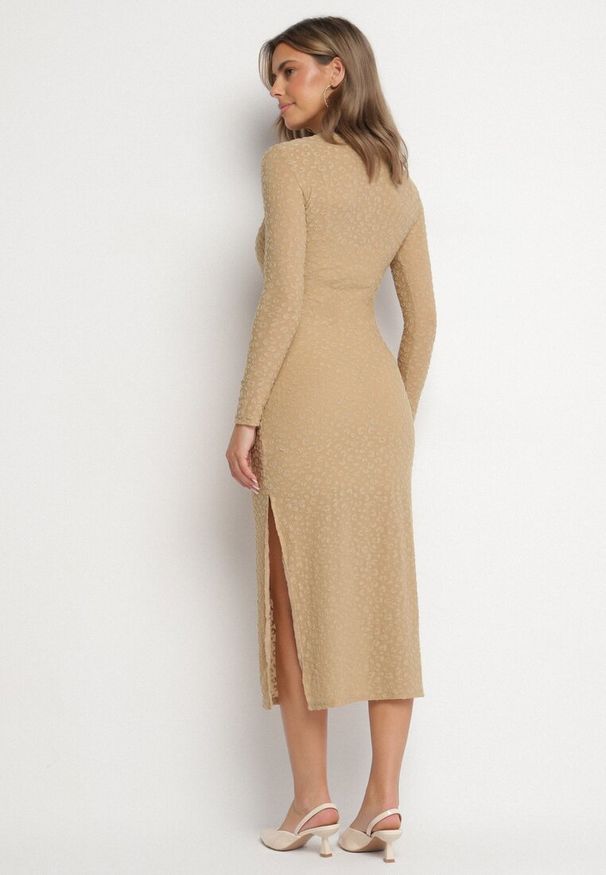 Born2be - Beżowa Siateczkowa Sukienka z Wiskozą w Panterkę z Rozcięciem i Halką Abrellia. Okazja: na co dzień. Kolor: beżowy. Materiał: wiskoza. Długość rękawa: na ramiączkach. Wzór: motyw zwierzęcy. Typ sukienki: dopasowane, kopertowe, proste. Styl: casual, elegancki