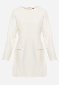 Renee - Jasnobeżowa Trapezowa Sukienka VICES o Eleganckim Kroju Zdobionym Imitacją Kieszeni Agats. Kolor: beżowy. Wzór: aplikacja. Typ sukienki: trapezowe. Styl: elegancki #3