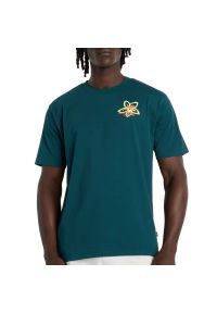 Koszulka męska New Balance MT61T0QMAAV - zielona. Kolor: zielony. Materiał: bawełna, poliester. Długość rękawa: krótki rękaw. Długość: krótkie. Wzór: aplikacja #1