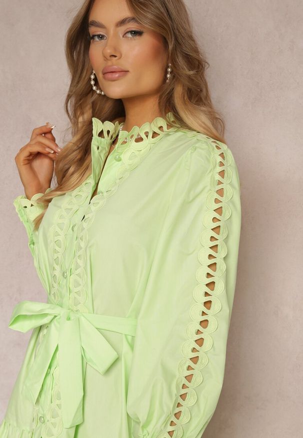 Renee - Jasnozielona Sukienka Midi z Ażurowymi Wstawkami i Wiązanym Paskiem Hudo. Typ kołnierza: kołnierzyk stójkowy. Kolor: zielony. Wzór: ażurowy. Długość: midi