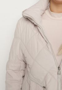 Born2be - Jasnoszara Pikowana Kurtka z Kapturem i Ozdobnymi Suwakami Carnaye. Okazja: na co dzień, na spacer. Typ kołnierza: kaptur. Kolekcja: plus size. Kolor: szary. Materiał: jeans. Styl: sportowy, casual, elegancki