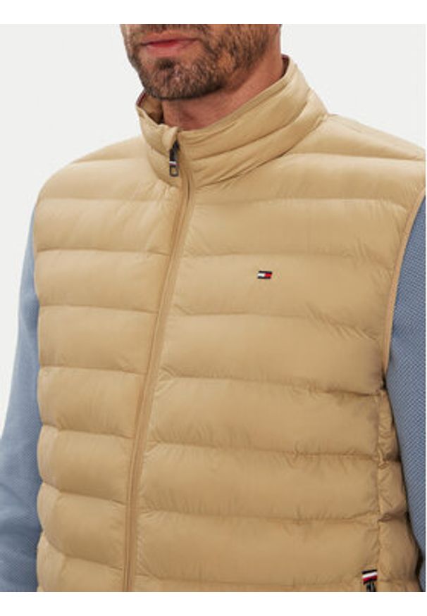 TOMMY HILFIGER - Tommy Hilfiger Kamizelka MW0MW37677 Beżowy Regular Fit. Kolor: beżowy. Materiał: syntetyk