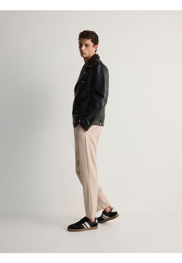 Reserved - Spodnie chino slim fit - beżowy. Kolor: beżowy. Materiał: tkanina, wiskoza