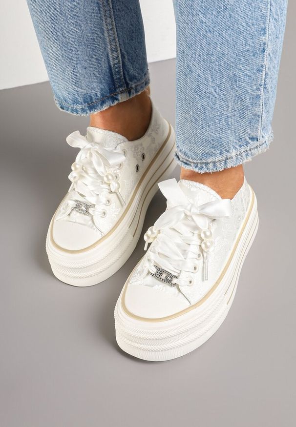 Born2be - Beżowe Trampki na Grubej Podeszwie z Perełkami Korami. Okazja: na co dzień, na spacer. Zapięcie: sznurówki. Kolor: beżowy. Materiał: jeans. Styl: glamour, klasyczny, elegancki, casual